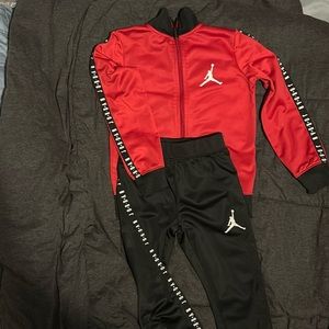 Boys size 5T Jordan jogger set